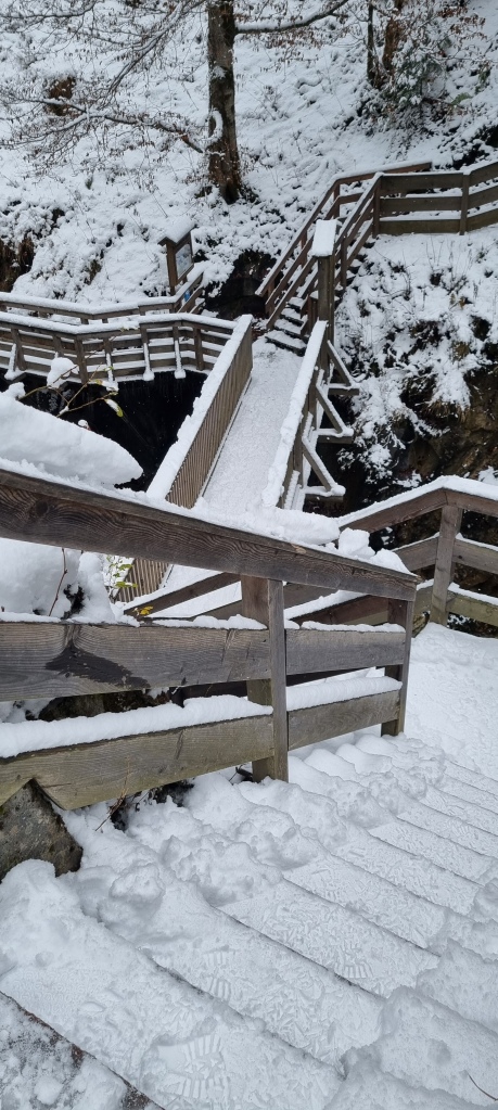 de houten bruggetjes van de Sigmund Thun klamm bedekt met een laag sneeuw